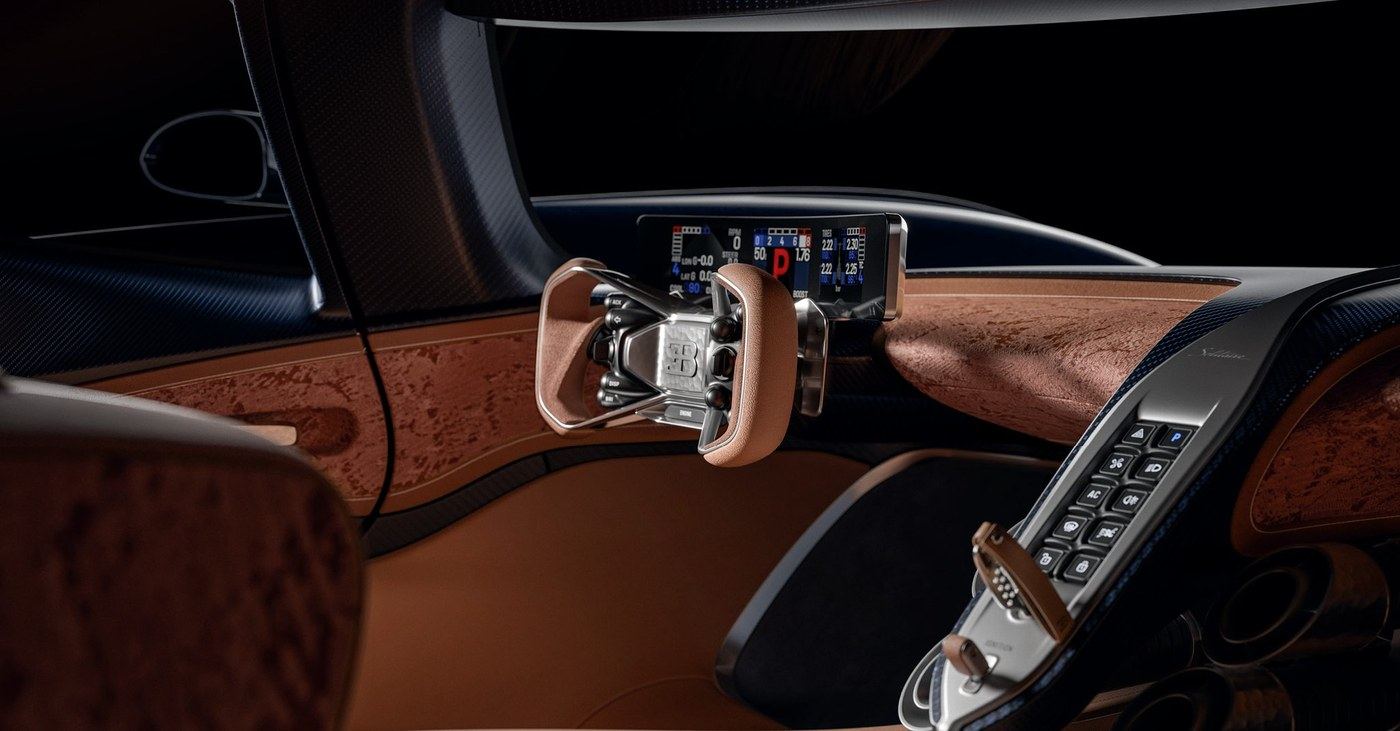 Bugatti Destrier iç mekan, direksiyon ve gösterge paneli detayı