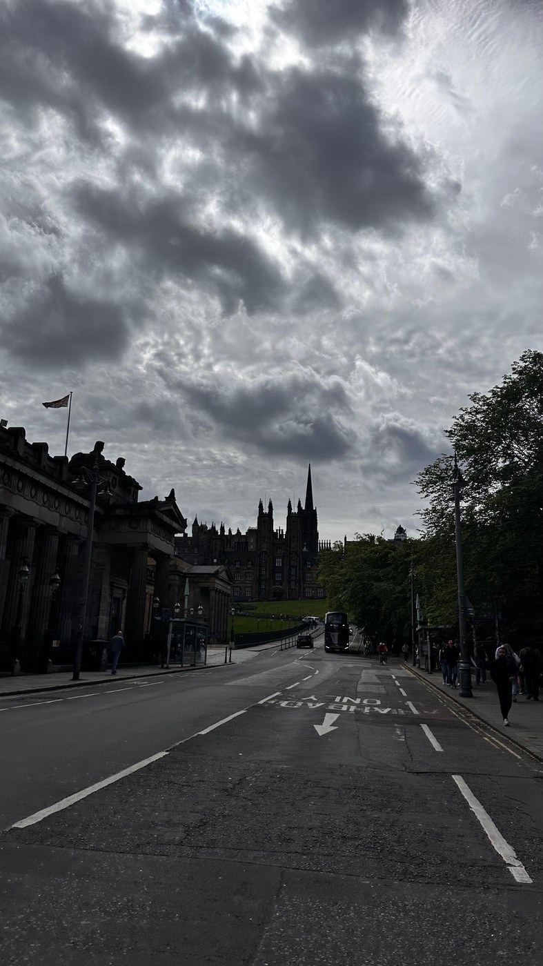 Bank of Scotland Genel Merkezi kubbesi, Princes Street Gardens'dan görünüm