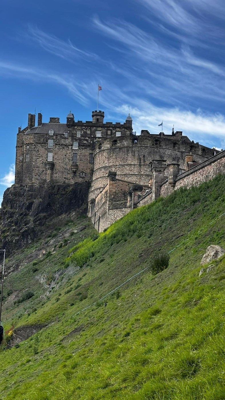Edinburgh Kalesi, kayalık tepe üzerinde