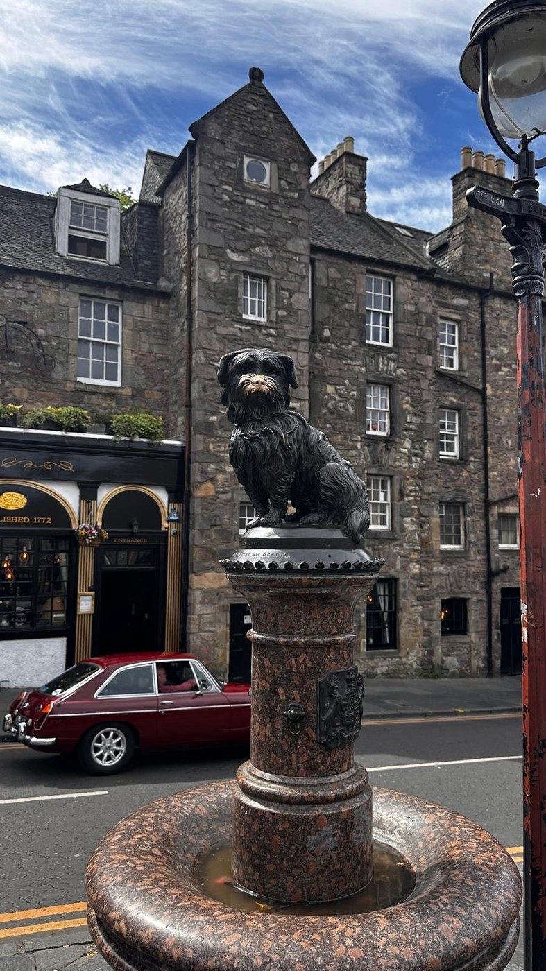 Greyfriars Bobby heykeli ve çeşmesi, Candlemaker Row, Edinburgh