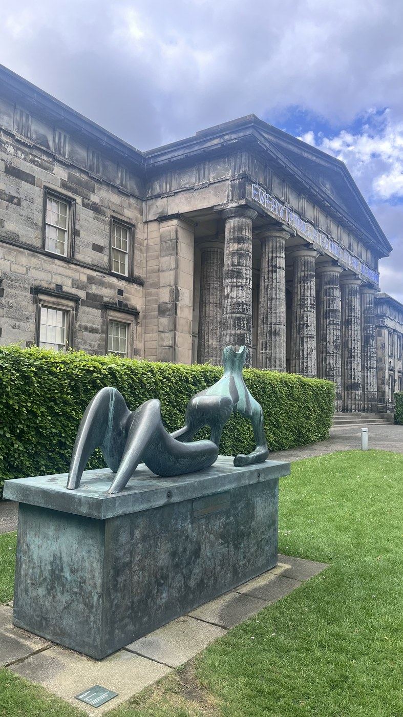 İskoç Ulusal Modern Sanat Galerisi, Martin Creed neon eseri, Henry Moore heykeli