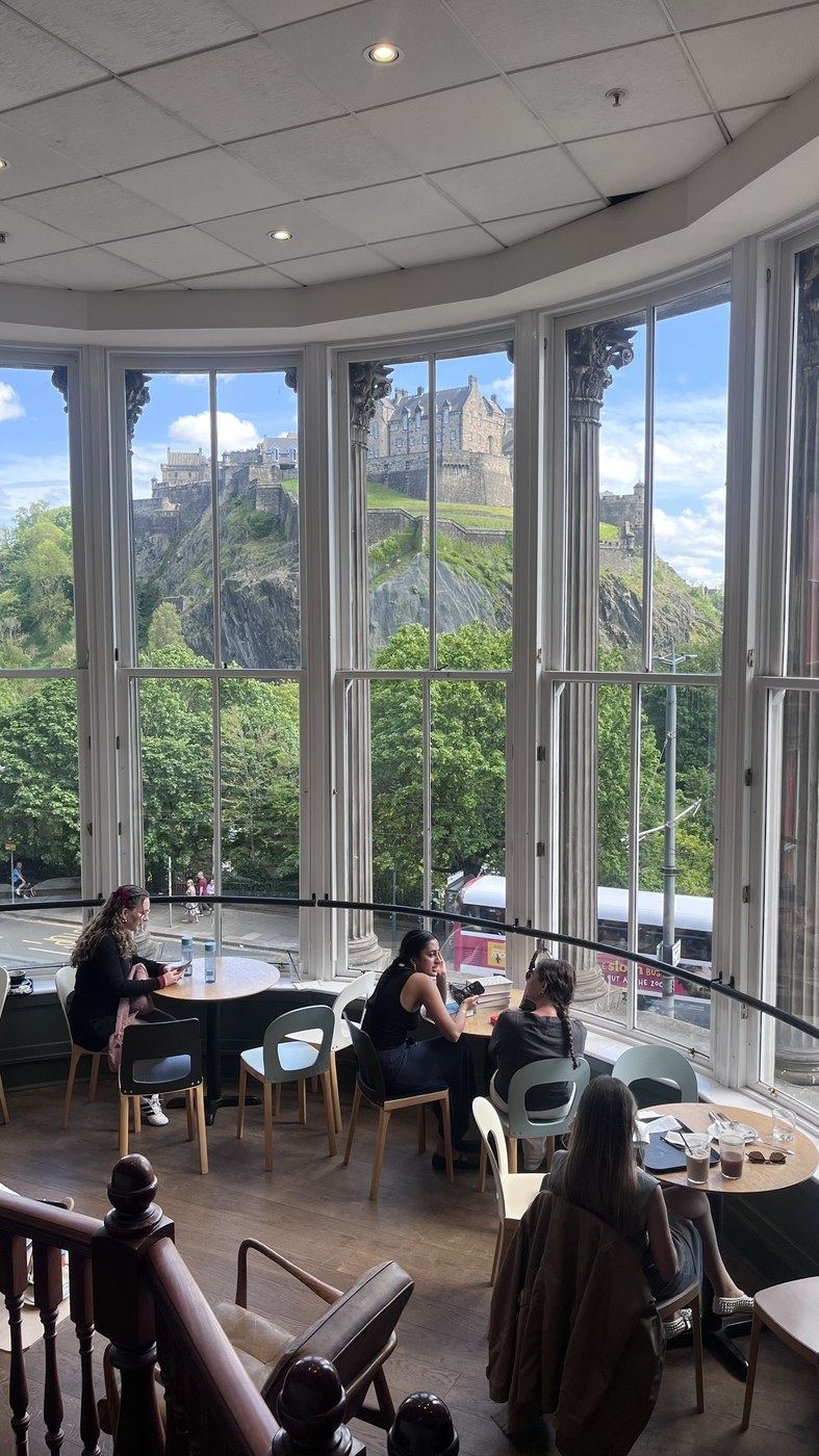 Waterstones Café W, Princes Street, Edinburgh, kale manzarası