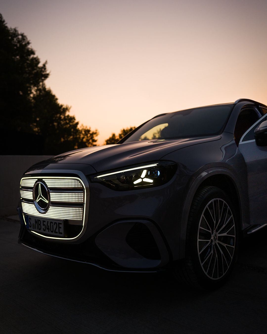 Mercedes GLC 200 AMG alacakaranlıkta ön ızgara
