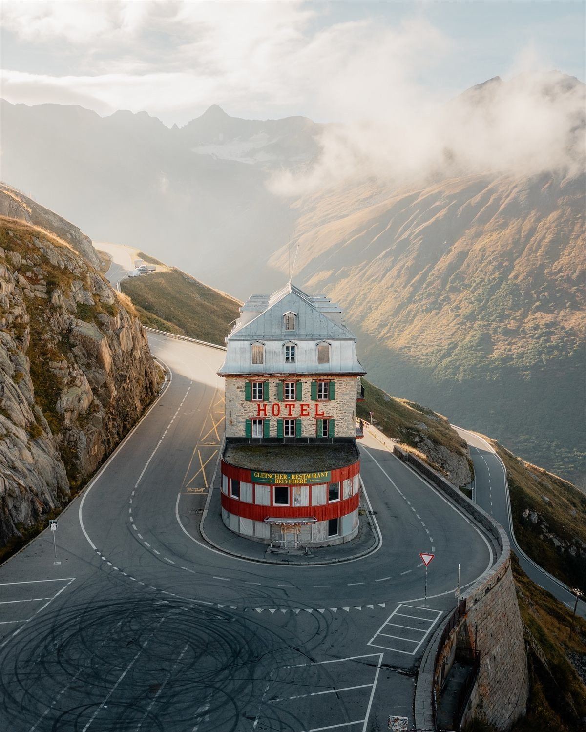 Hotel Belvédère altın saatte Furka Pass manzarası