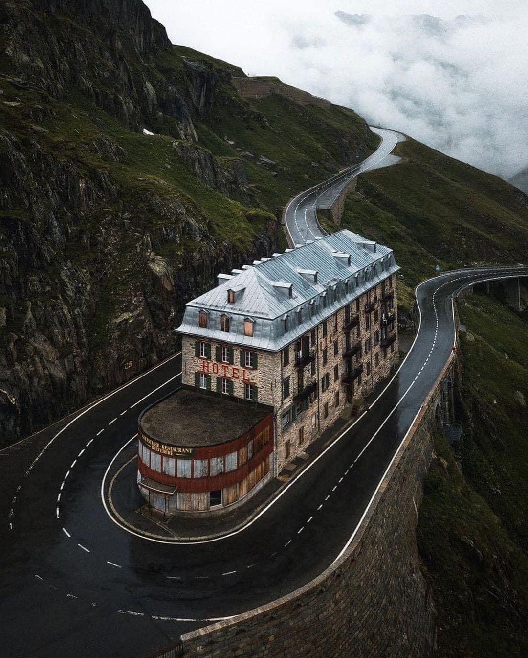 Hotel Belvédère ve Furka Pass'ın virajlı yolu havadan görünüm