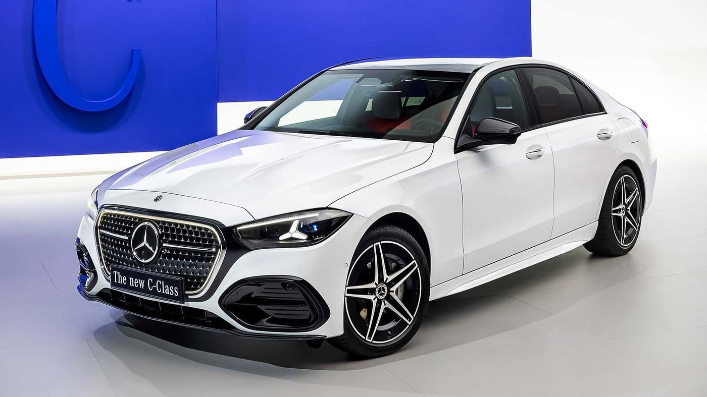 Mercedes-Benz C-Serisi ön üç çeyrek stüdyo görünümü