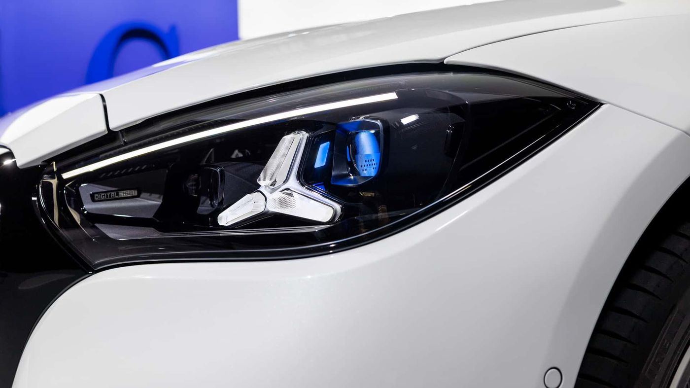 Mercedes-Benz C-Serisi yeni Digital Light far detayı
