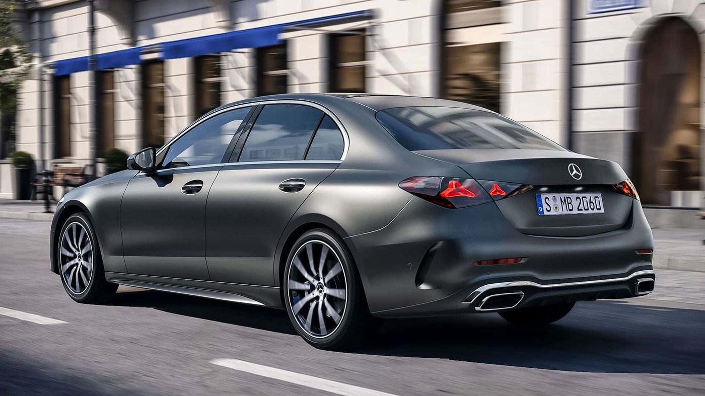 Mercedes-Benz C-Serisi şehirde sürüş halinde arka görünüm