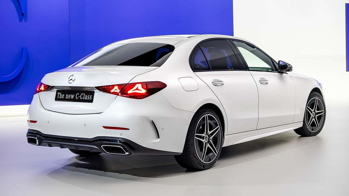 Mercedes-Benz C-Serisi arka üç çeyrek stüdyo görünümü