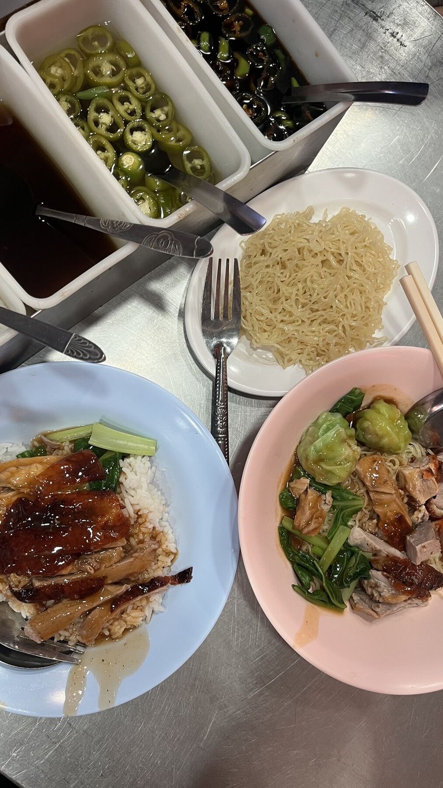 Kavrulmuş ördek pilavı ve noodle çorbası